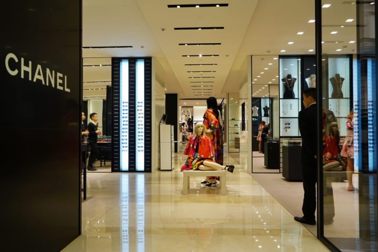 Bain: Chinese shoppers’ share of global luxury purchases drops to 30% ...