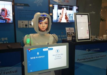 Hyundai robot AI at department store translation into 4 languages - Retail in Asia
