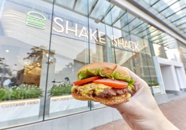 Shake Shack is set to open its second store in Hong Kong on 21 November. Located at Pacific Place, the new branch will give out 200 Shake Shack tote bags on a first-come-first-serve basis. In addition to the Shack classics and the Hong Kong exclusive milk tea shake, the new store will introduce a selection of local menu items, including a new series of “concrete” (custard desserts) – matcha golden bell, open sesame and queensway crunch. Shake Shack will launch three holiday shakes – Christmas cookie, chocolate peppermint, and Hazelnut – to celebrate the festive season. All of which are topped with whipped cream and decorated with colourful sprinkles. The holiday shakes will be available for a limited time at both Pacific Place and ifc mall. Echoing with Shake Shack’s mission to Stand For Something Good®, the Pacific Place store will donate 5% of sales from its matcha golden bell concrete to the i-dArt programme of Tung Wah Group of Hospitals, a non-profit organisation that promotes social inclusion by encouraging people with differing abilities to participate in art. Shake Shack is ramping up its effort on global expansion. In a statement, Randy Garutti, CEO of Shake Shack, said the company entered into licensing agreements to open more than 50 stores in the Philippines, Mexico and Singapore over the next decade. The company expects to open its first stores in Singapore and Mexico in 2019.