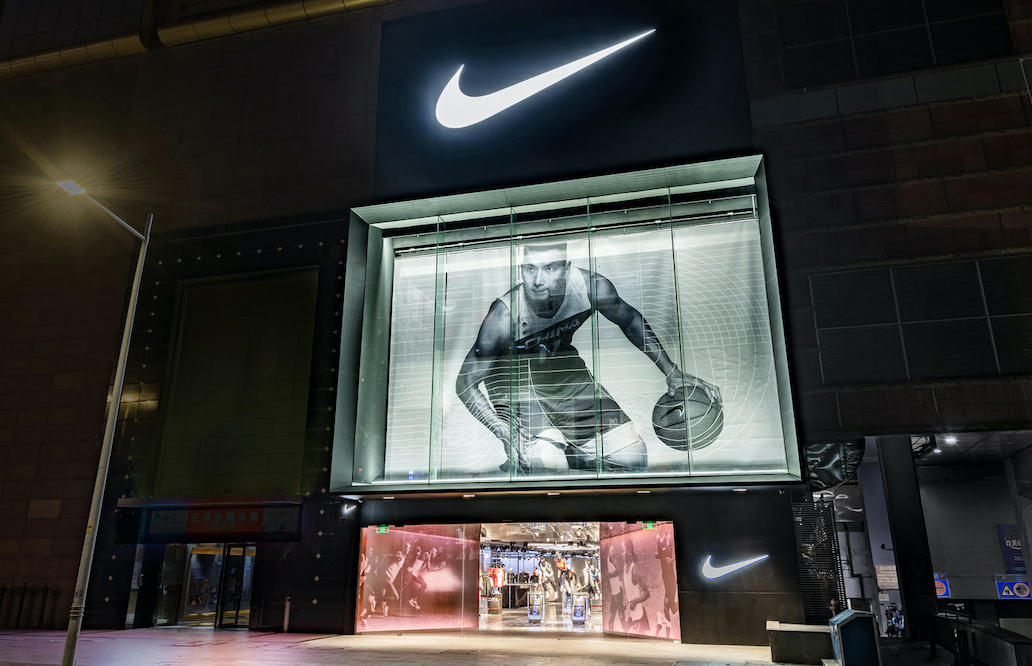 when does the nike store in chicago open